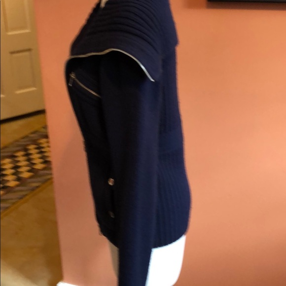 Marc Jacobs’s navy sweater - Picture 3 of 6
